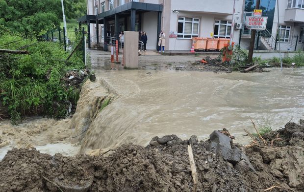 Hastalar ve Personel Sağlık Ocağında Mahsur Kaldı
