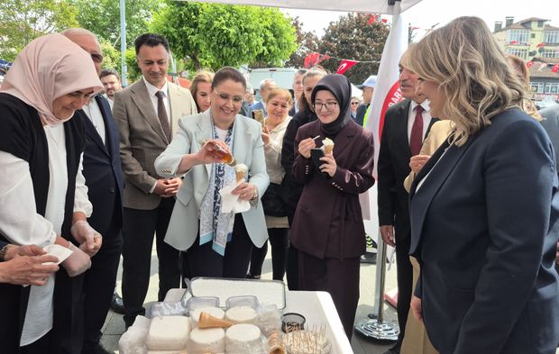 Bıçakla kesilen manda yoğurdu, külahta ikram edildi