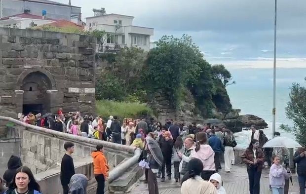 Sağanağın etkili olduğu Amasra'da bayram yoğunluğu
