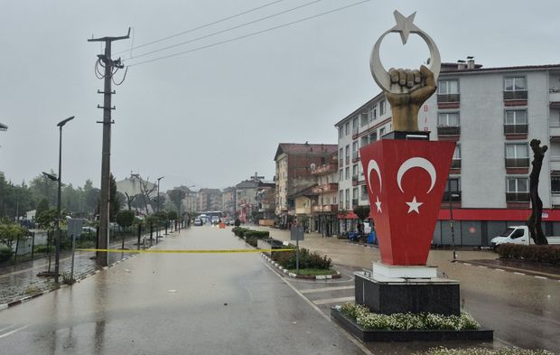 Kozcağız'da Dere Taştı, Ev ve İş Yerleri Sular Altında Kaldı