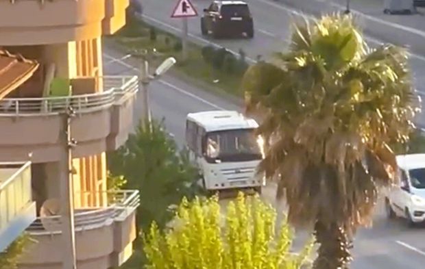 Trafikte geri geri giden minibüs sürücüsüne 20 bin TL ceza