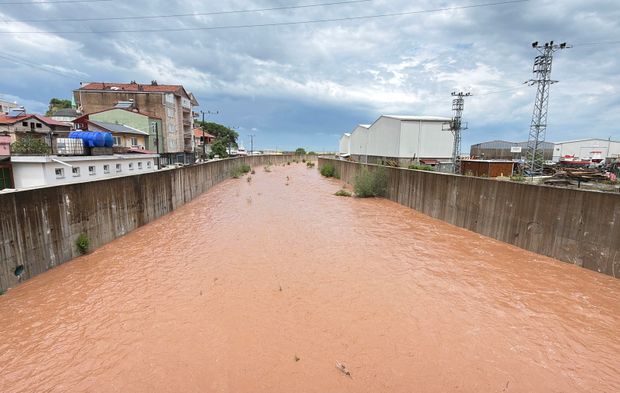 Bartın'da yağmur sonrası denizin rengi değişti