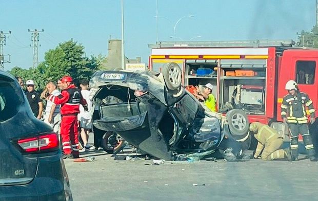 Motosikletin çarptığı otomobil devrildi: 2'si Ağır 4 Yaralı