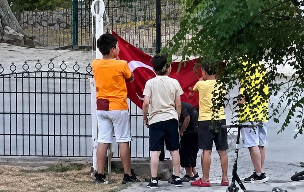 Bartınlı Minik Yürekler, Düşen Türk Bayrağına Sahip Çıktı