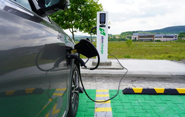 Üniversitede elektrikli araç şarj istasyonu kullanıma açıldı