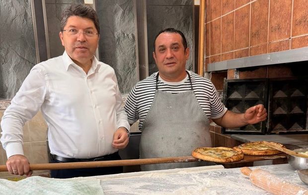 Eski Bakan Tunç, hemşehrileriyle buluşup pide yaptı