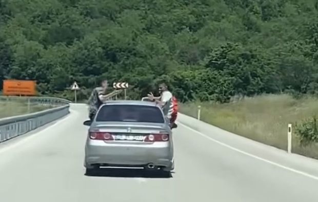 Bartın'da otomobilin camından sarkanlara 9 Bin 500 TL ceza