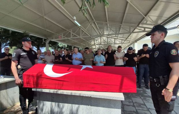Genç polis memuru kalbine yenik düştü
