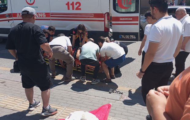 Bartın’da motosiklet, otomobille çarpıştı: 1 Yaralı