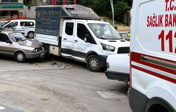 Otomobil kamyonetle çarpıştı: 1 yaralı