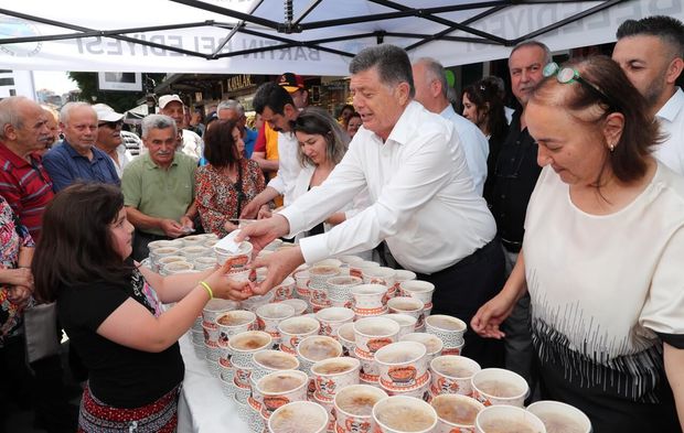 Başkan Yalçınkaya Vatandaşlara Aşure İkram Etti
