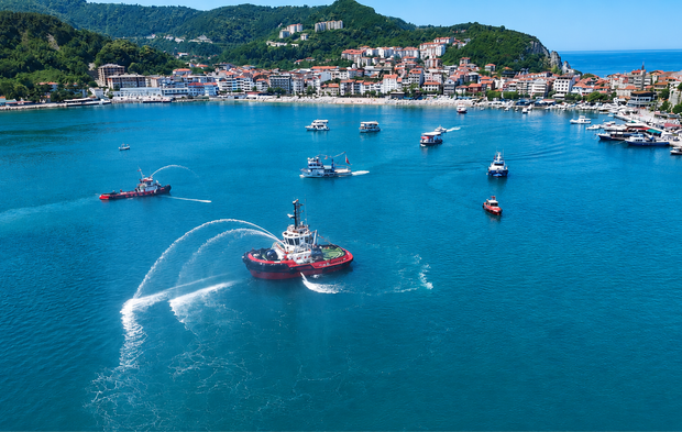 Amasra’da Denizcilik Bayramı Su Şovuyla Renklendi