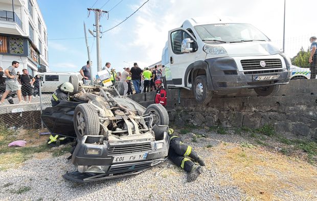 Bartın’da İşçi servisi ile iki otomobil çarpıştı: 3 yaralı