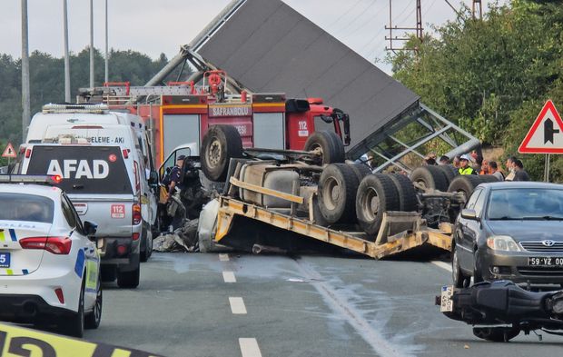 Bartın Yolunda Çekici karşı şeride geçti: 2 Ölü