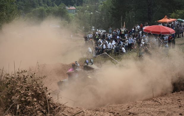 Önce Devrildi, Sonra Ağaca Çarptı! Yarışta Korkutan Anlar