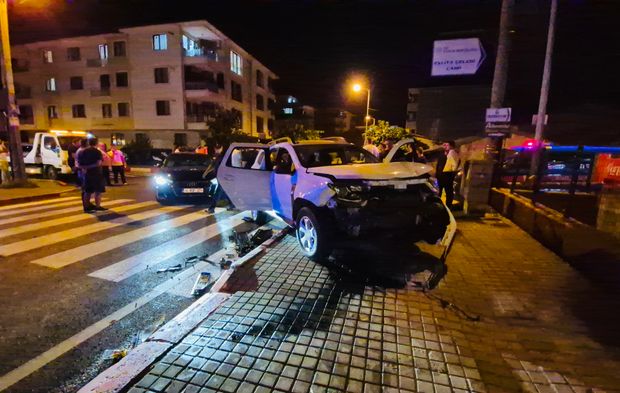 Koruma Polislerini Taşıyan Araç Otomobille Çarpıştı:2 Yaralı