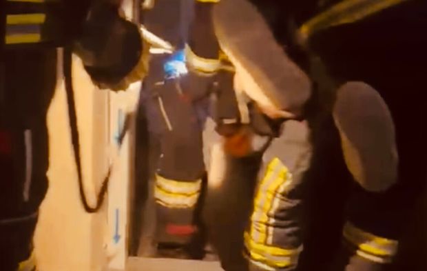 Asansör bir kat düştü, korkudan bayılan kişi kurtarıldı