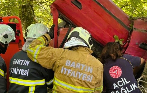 Bartın’da kontrolden çıkan otomobil ağaca çarptı: 3 yaralı