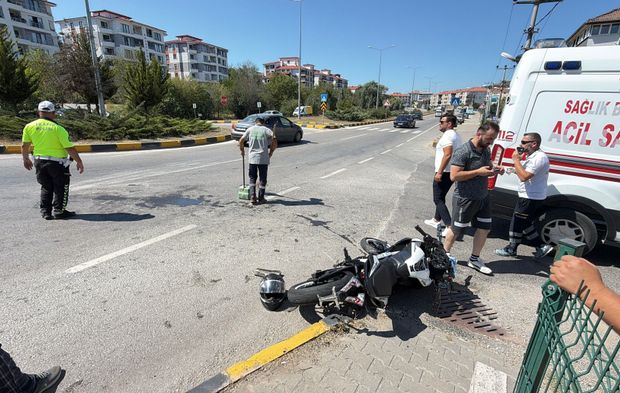 Motosiklet Otomobile Böyle Çarptı! Kaza Kamerada