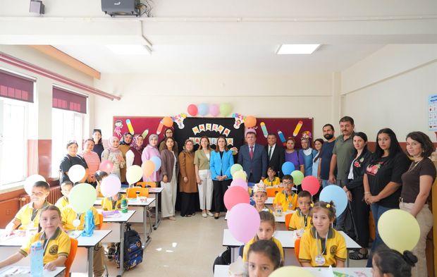 Vali Arslan miniklerin ilk okul heyecanına ortak oldu