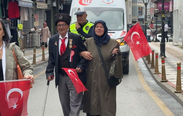 Gaziler yürüyüşünde yürekleri ısıtan görüntü