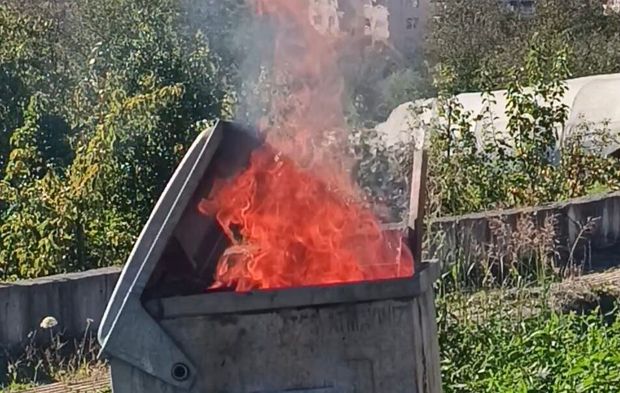 Alevleri Gören Mahalleli Kovalarla Yangına Koştu