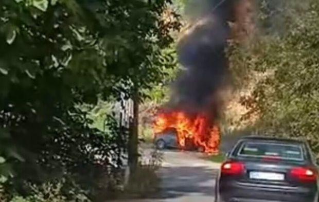 Güzelcehisar sahilinde park halindeki otomobil alev aldı