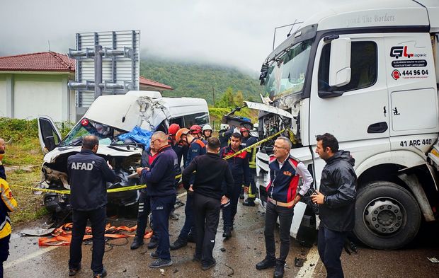 Tırla çarpışan minibüs sürücüsü son yolculuğuna uğurlandı