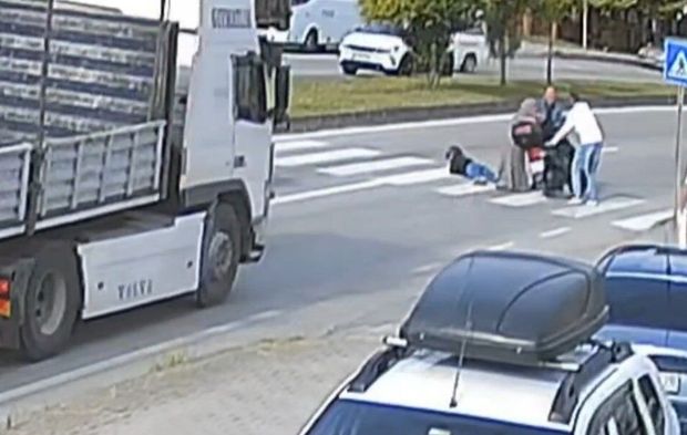 Kırmızı Işığı Son Anda Fark Etti, Yola Savruldu