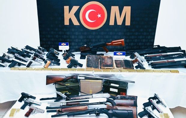 Cephanelik Gibi Evler! 48 Silah ve 2 Bin 500 Fişek
