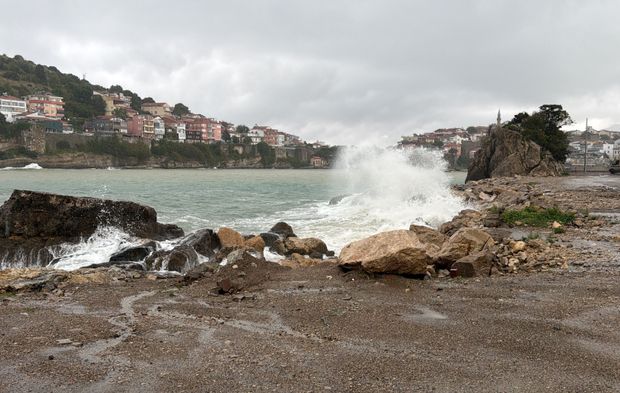 Bartın'da beklenen yağış başladı, Amasra'da dalgalar 2 metre