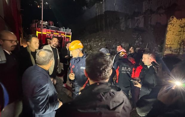 Komşuda 2 katlı Bina Çöktü: 1 Ölü, 1 Yaralı