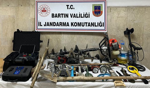 Köyde Kaçak Kazı Yapan 7 Kişi İş Üstünde Yakalandı