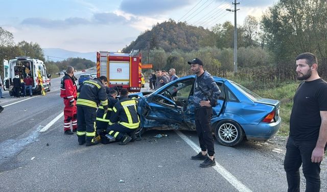 Hafif ticari araç otomobille çarpıştı: 2'si çocuk, 7 yaralı