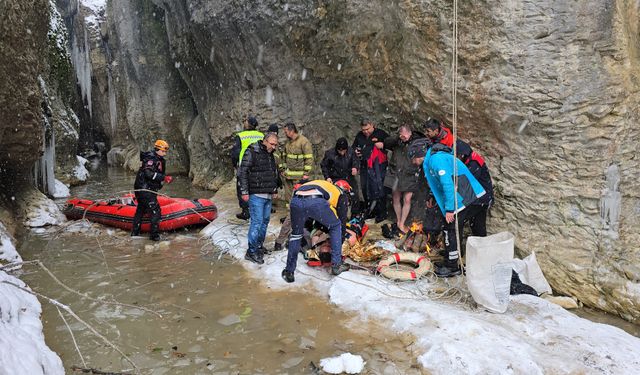 Buz kaplı yoldan çıkan otomobil 30 metreden kanyona uçtu