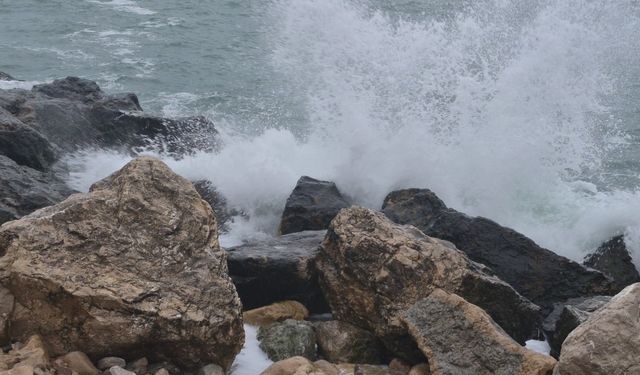 Amasra'da dalgaların boyu 3 metreyi aştı