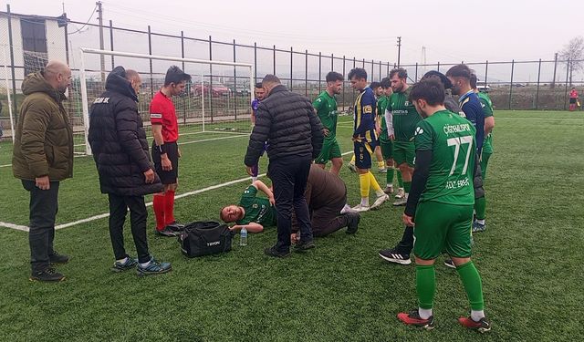 Rakip oyuncu ile çarpışan futbolcu nefessiz kaldı