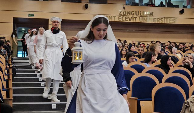 Eski hemşire kıyafetleri defilesi ilgi gördü