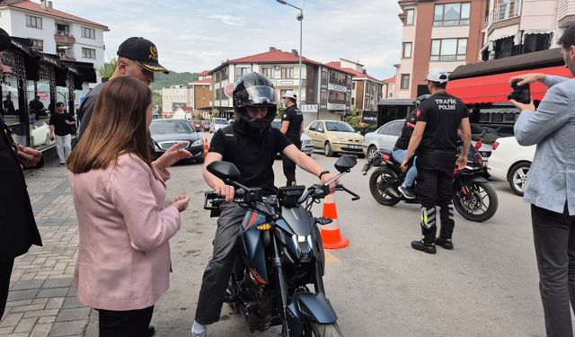 Validen Kasksız Kadın Yolcuya İlginç Ceza