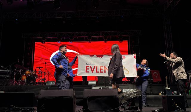 Konser öncesi sürpriz evlilik teklifi