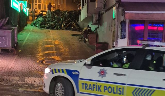 Fırıncı odunları yola dökünce trafik durdu