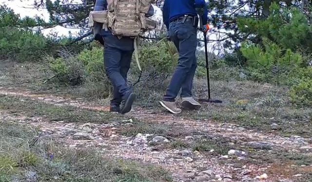 Dedektörle define ararken fotokapana yakalandılar