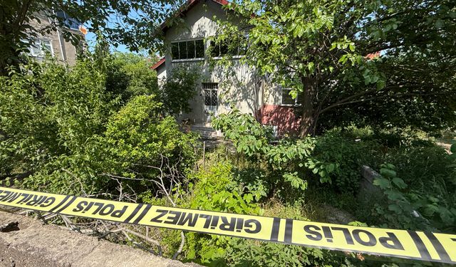 2’nci kattaki evine merdivenle girmek isterken düşüp öldü