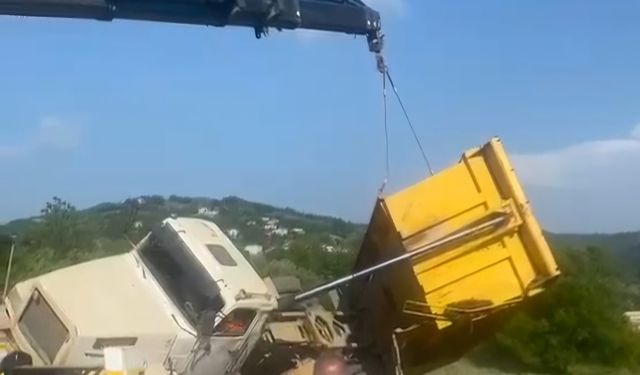 OSB’da Hafriyat Kamyonu Devrildi, sürücü yaralı kurtuldu