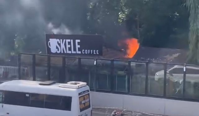 Kafe çatısında çıkan yangına beton mikseriyle müdahale