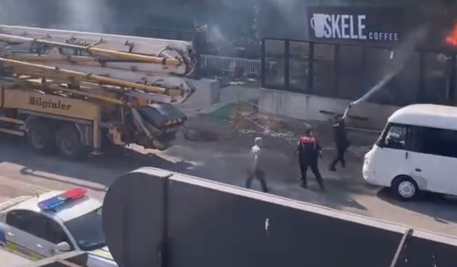Yangın söndürme çalışmalarına polisler de hortumla müdahale etti