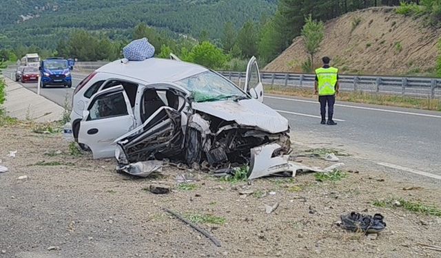 Menfeze çarpan otomobilde Yağız öldü, ailesi ağır yaralı