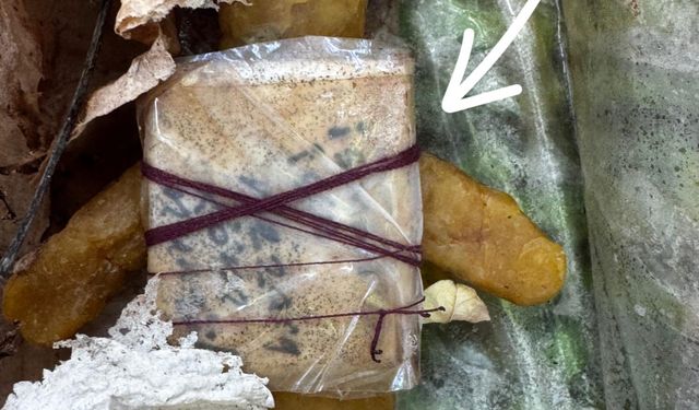 Mezarda bal mumundan yapılmış bebek ve muska bulundu