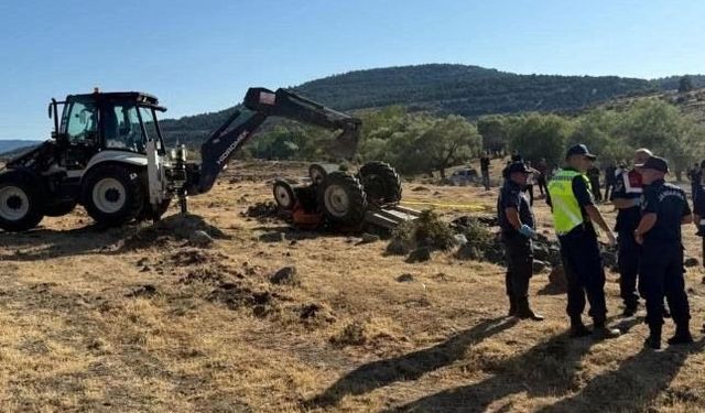 Devrilen traktörün altında kalan çift hayatını kaybetti