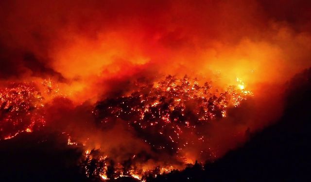 Kara yoluna yaklaşan alevler dronla görüntülendi